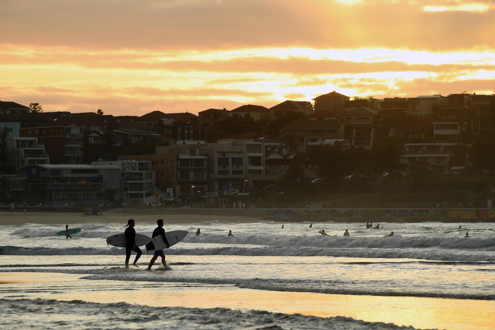 Il tramonto a Bondi Beach, dopo una giornata tra le onde