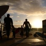 Surfisti si preparano a cavalcare le onde a Bondi Beach, Sydney
