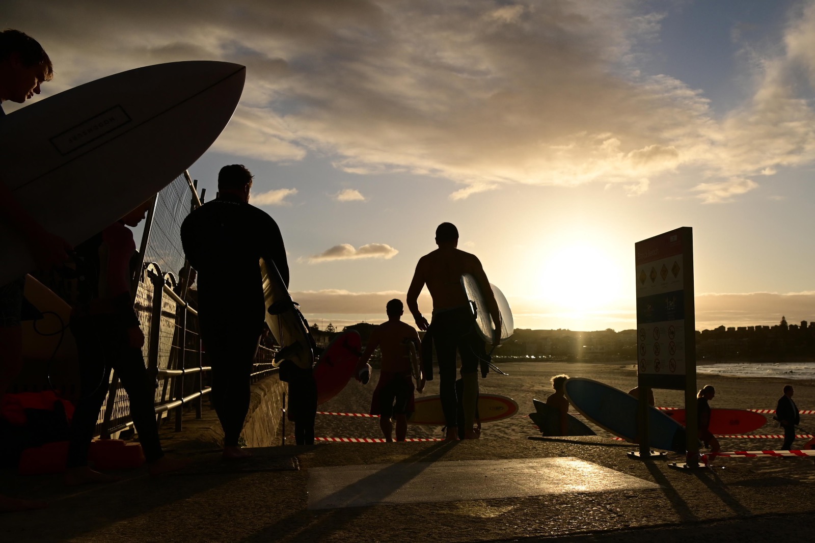 Surfisti si preparano a cavalcare le onde a Bondi Beach, Sydney