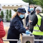 I metalmeccanici e i dipendenti dello stabilimento FCA di Mirafiori tornano a lavorare a Torino. Gli operai entrano uno alla volta.