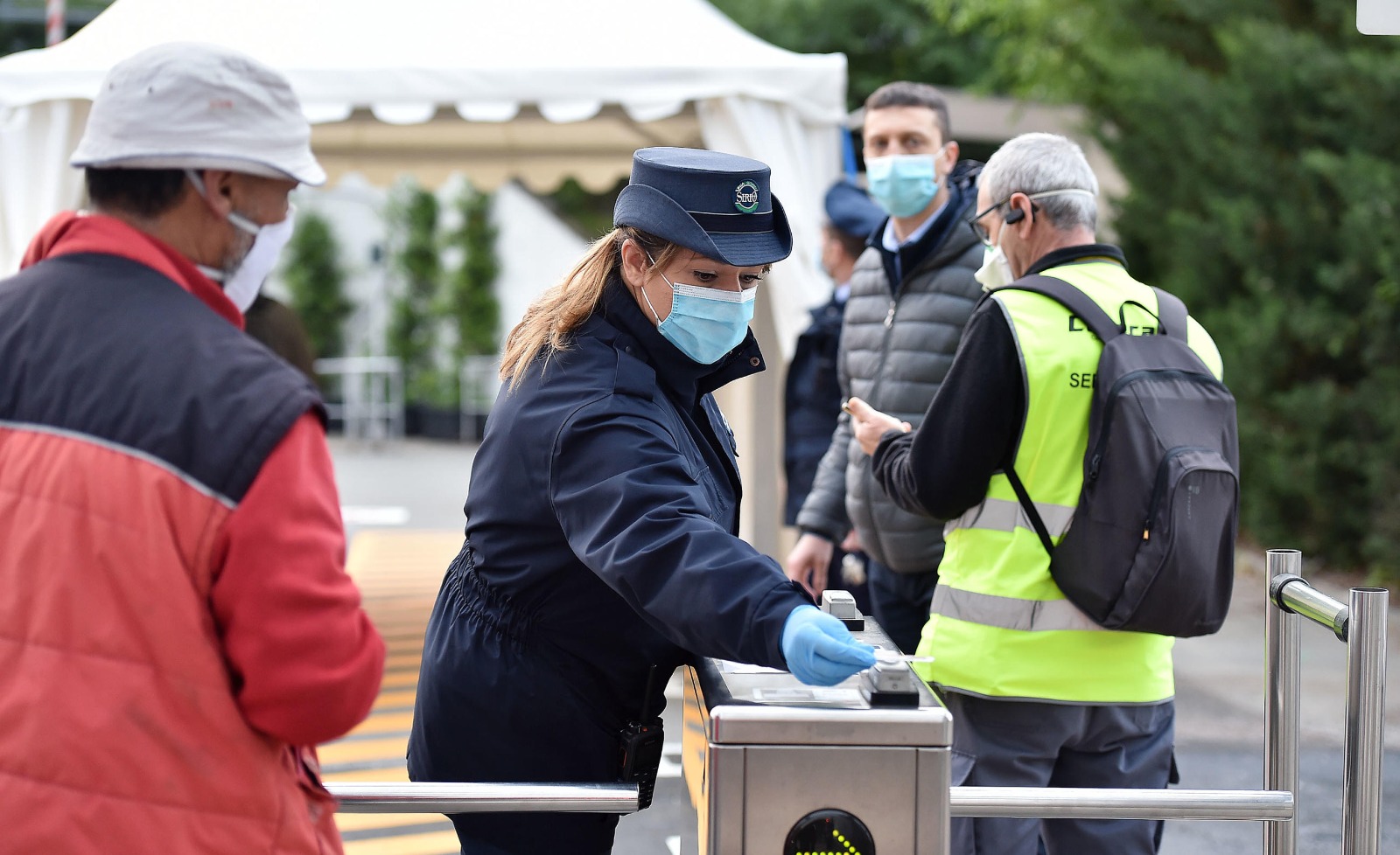 I metalmeccanici e i dipendenti dello stabilimento FCA di Mirafiori tornano a lavorare a Torino. Gli operai entrano uno alla volta.