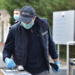 Gli impiegati, dopo aver passato i controlli, possono entrare in fabbrica. Uno per volta e rispettando le distanze di sicurezza.