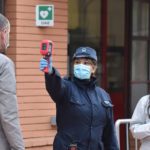Prima di entrare in fabbrica, i dipendenti sono sottoposti al controllo della temperatura corporea verificata tramite termo scanner.