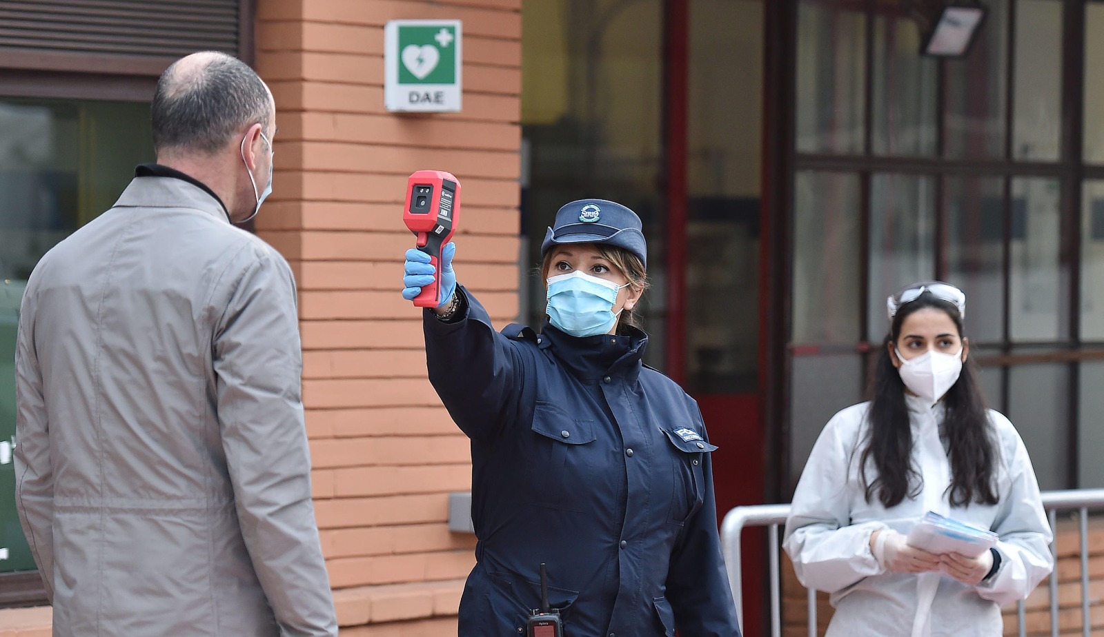 Prima di entrare in fabbrica, i dipendenti sono sottoposti al controllo della temperatura corporea verificata tramite termo scanner.