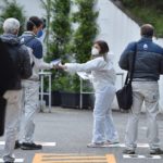 Ai dipendenti viene fornito un kit con mascherina, guanti e brochure con le regole per la sicurezza.