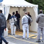 L'ingresso è unico, e si passa attraverso una tensostruttura in cui viene controllata la temperatura corporea con telecamera termica e termo-scanner.