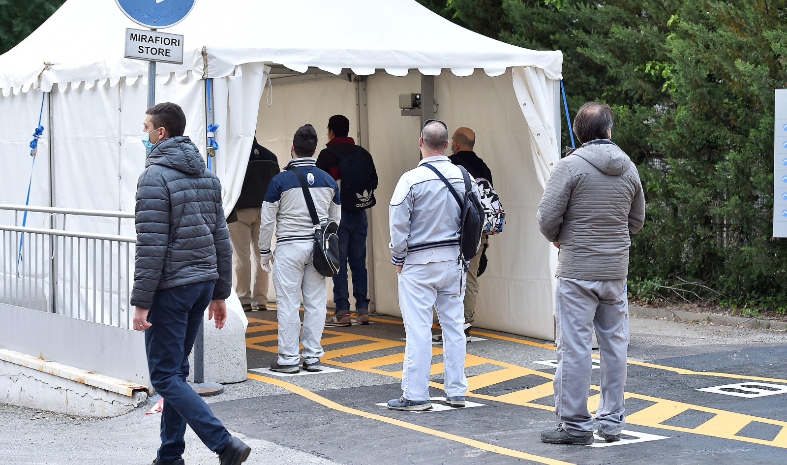 L'ingresso è unico, e si passa attraverso una tensostruttura in cui viene controllata la temperatura corporea con telecamera termica e termo-scanner.