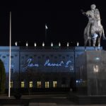 Il nome di Giovanni Paolo II sul Palazzo Presidenziale