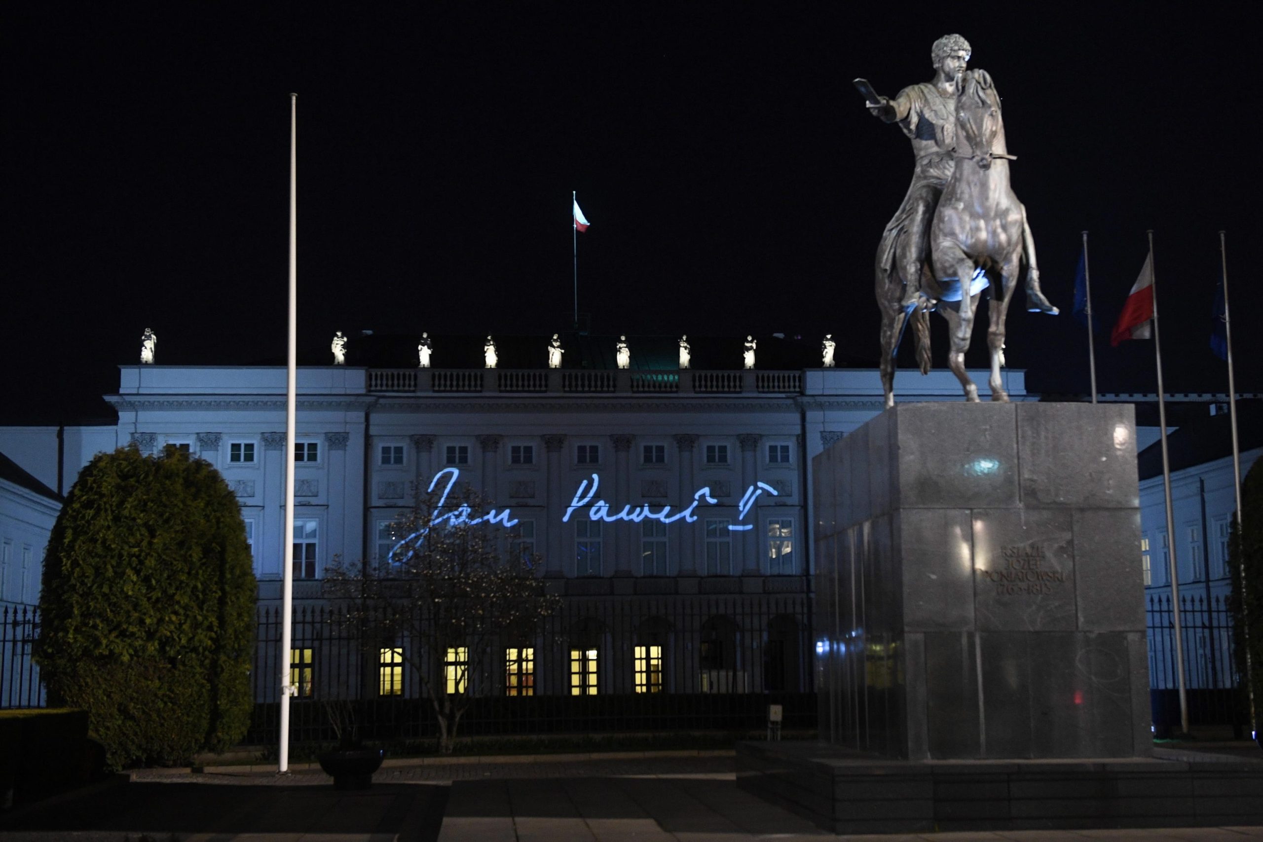 Il nome di Giovanni Paolo II sul Palazzo Presidenziale