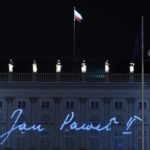 Proiezioni sul Palazzo del Governo in Polonia, per il quindicesimo anniversario dalla morte di Papa Giovanni Paolo II