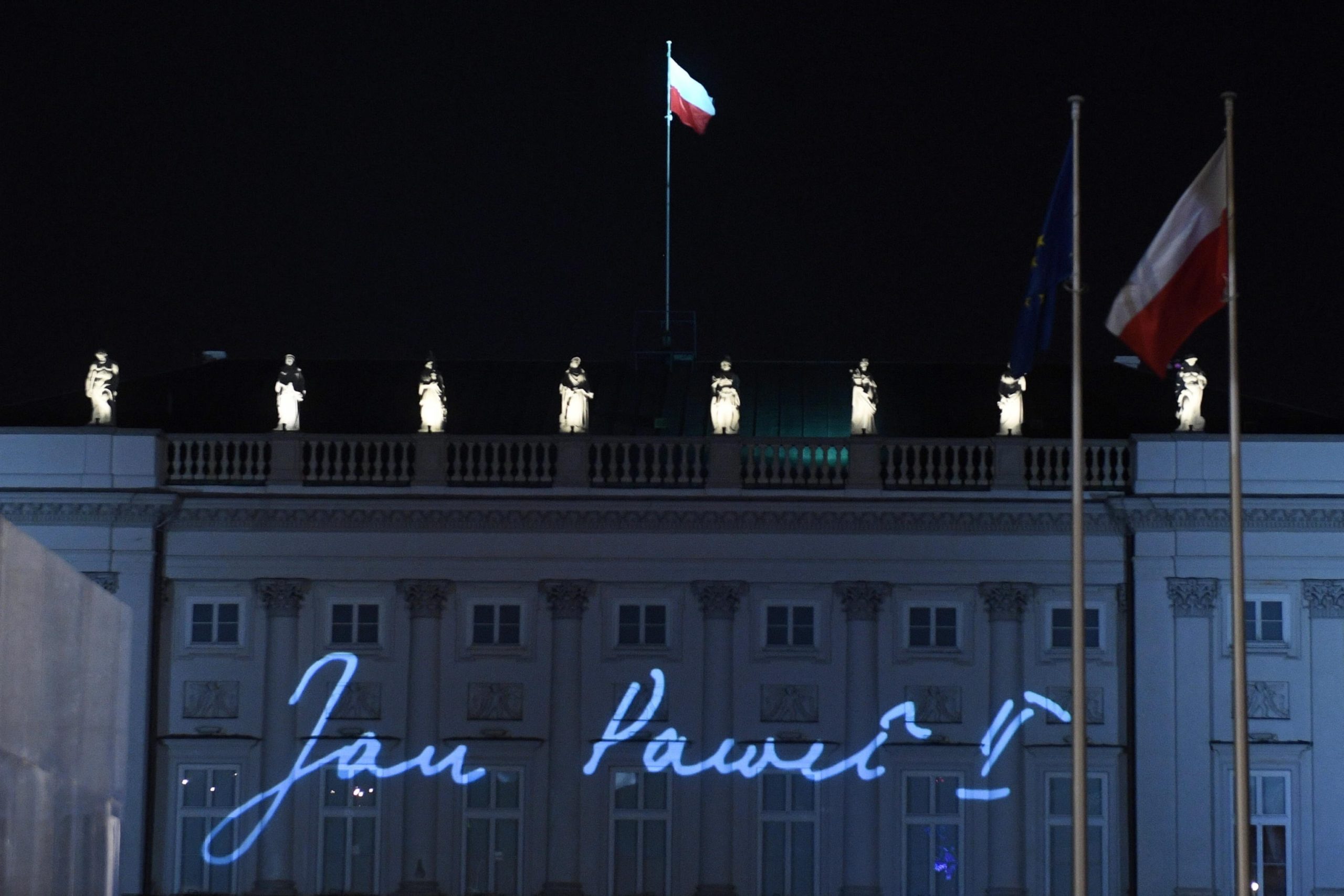 Proiezioni sul Palazzo del Governo in Polonia, per il quindicesimo anniversario dalla morte di Papa Giovanni Paolo II