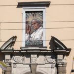 Polonia: un'immagine di Papa Giovanni Paolo II nel giorno della sua commemorazione