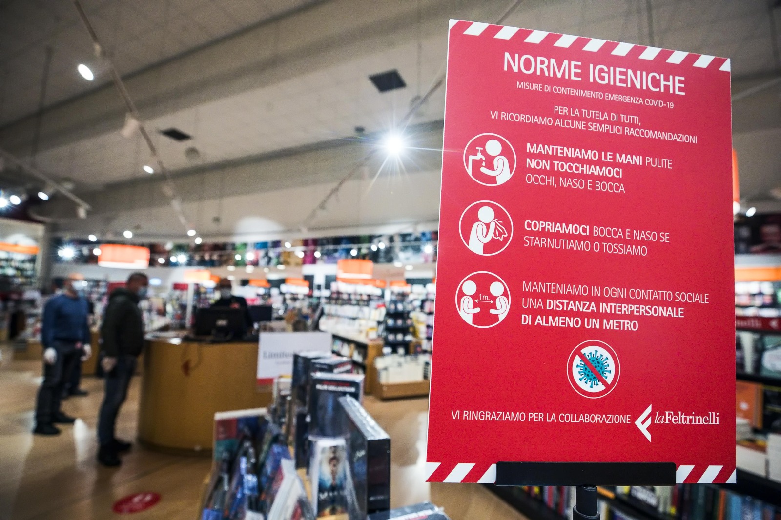 Il regolamento da rispettare all'ingresso della libreria