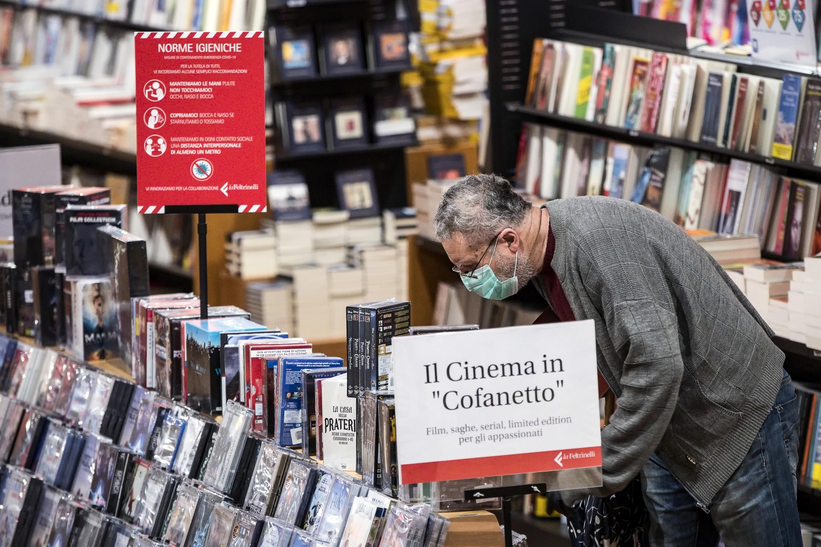 La riapertura delle librerie per molti sarà una piccola evasione dalla realtà