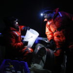 Gli scienziati cileni, Javier Vera-Duarte e Manuel Castillo, raccolgono campioni di microplancton