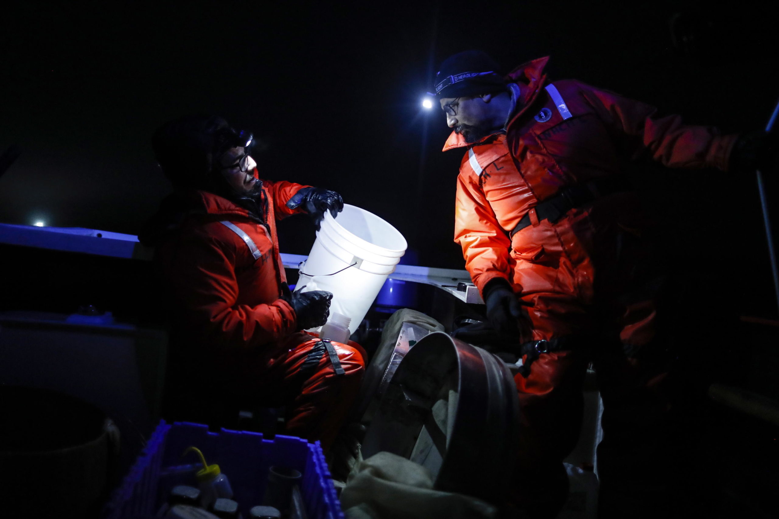 Gli scienziati cileni, Javier Vera-Duarte e Manuel Castillo, raccolgono campioni di microplancton