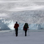 Due scienziati passeggiano lungo le colline ghiacciate dell'Antartide