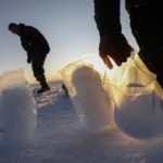 I glaciologi raccolgono campioni di neve e ghiaccio per studiarli in laboratorio