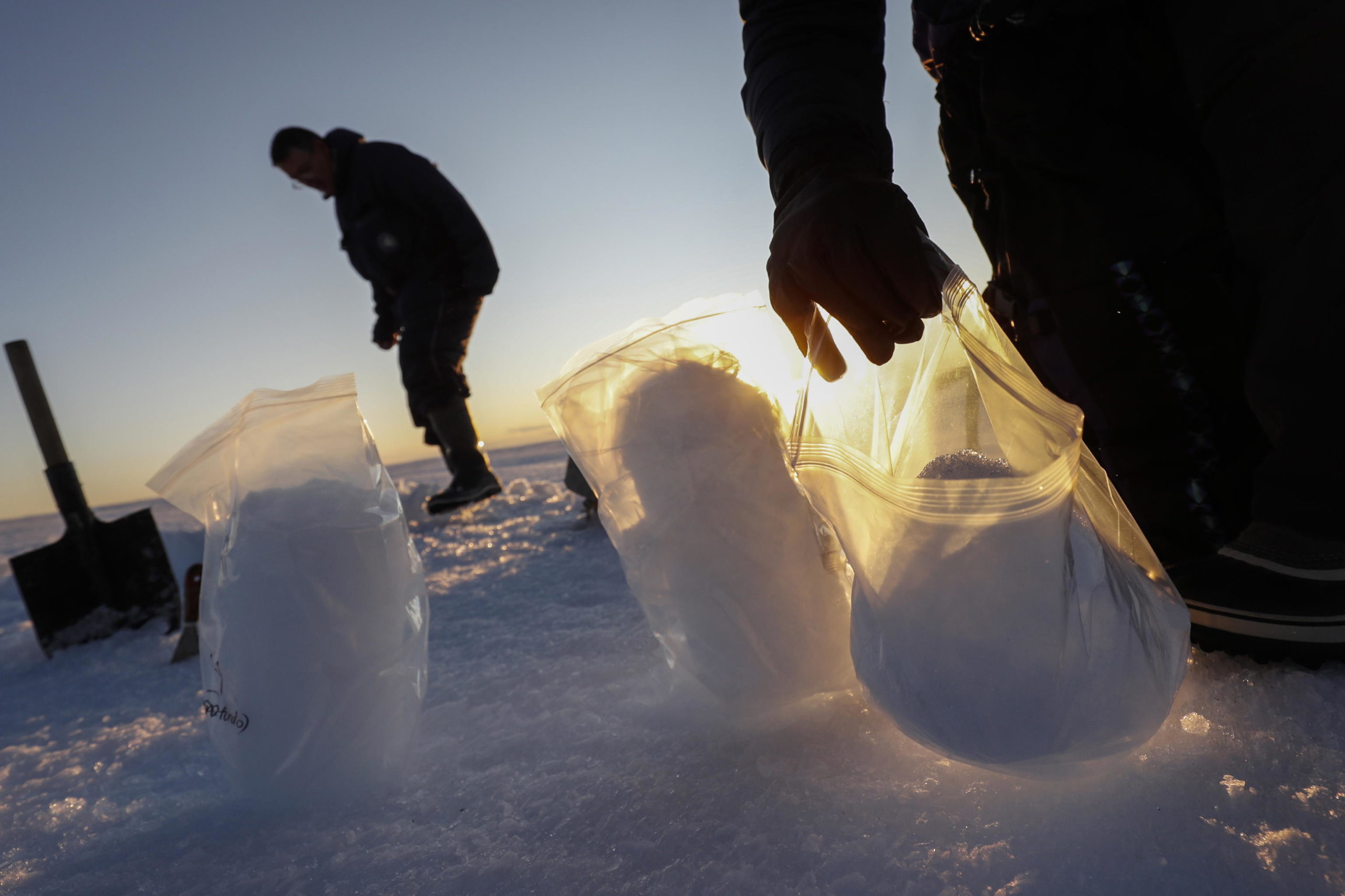 I glaciologi raccolgono campioni di neve e ghiaccio per studiarli in laboratorio