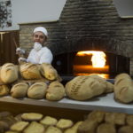 Spiros Achmeti nella sua panetteria nel sobborgo di Kalyvia, a sud di Atene Spiros Achmeti nella sua panetteria nel sobborgo di Kalyvia, a sud di Atene