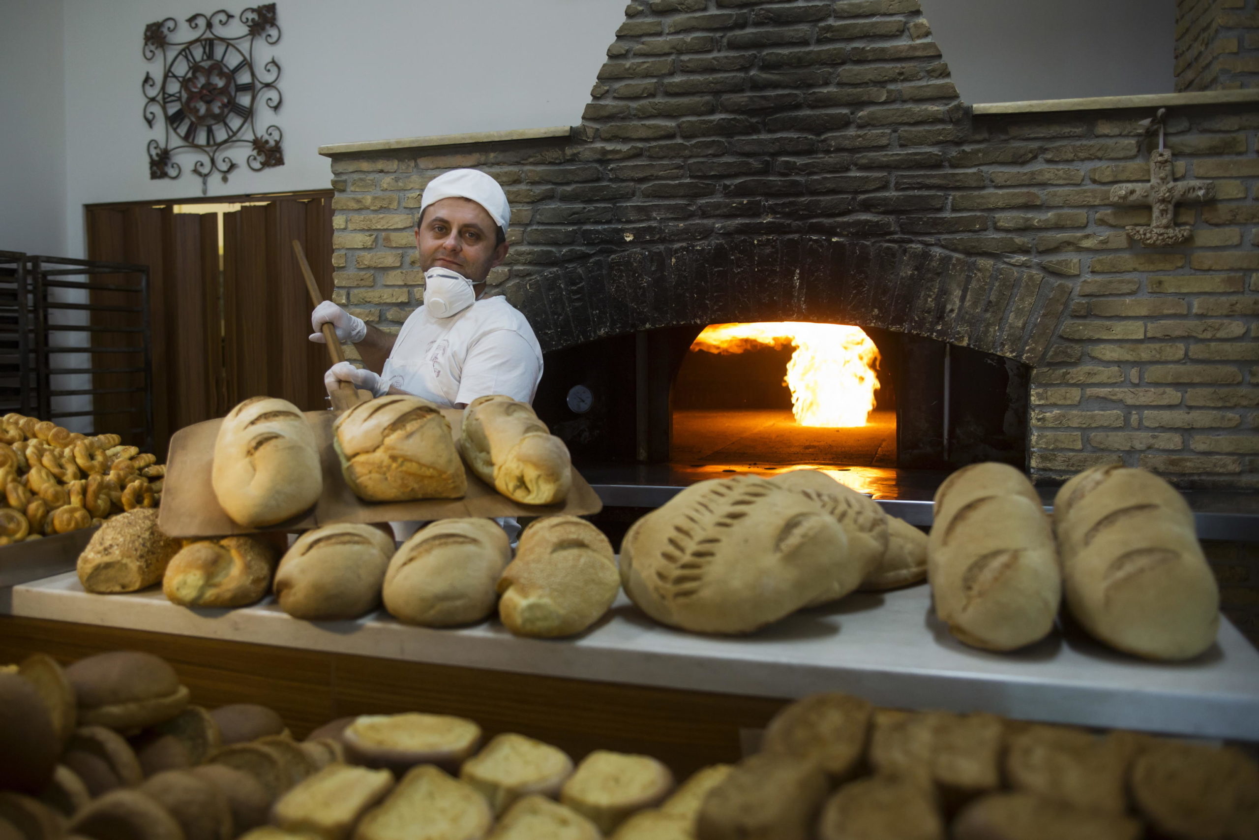Spiros Achmeti nella sua panetteria nel sobborgo di Kalyvia, a sud di Atene Spiros Achmeti nella sua panetteria nel sobborgo di Kalyvia, a sud di Atene