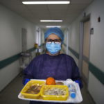Eleni Griva, parte dello staff medico all'ospedale Attikon, porta il pranzo agli ammalati Covid-19