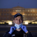 L'ufficiale di polizia Stergios Kakarotzas di fronte al Parlamento greco L'ufficiale di polizia Stergios Kakarotzas di fronte al Parlamento greco