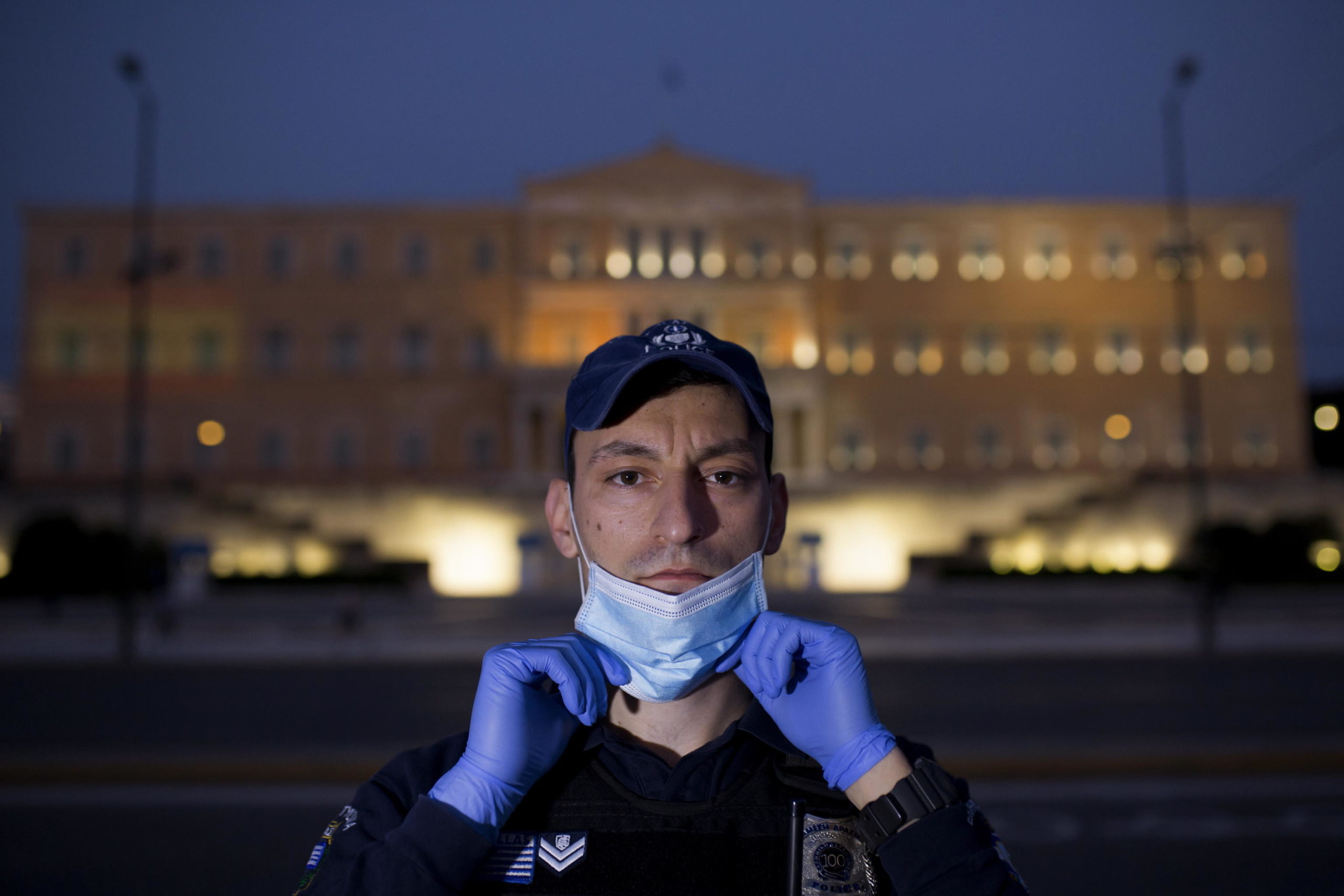 L'ufficiale di polizia Stergios Kakarotzas di fronte al Parlamento greco