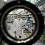 Labros Kouris nella sua farmacia nel sobborgo di Kalyvia, a sud di Atene Labros Kouris nella sua farmacia nel sobborgo di Kalyvia, a sud di Atene