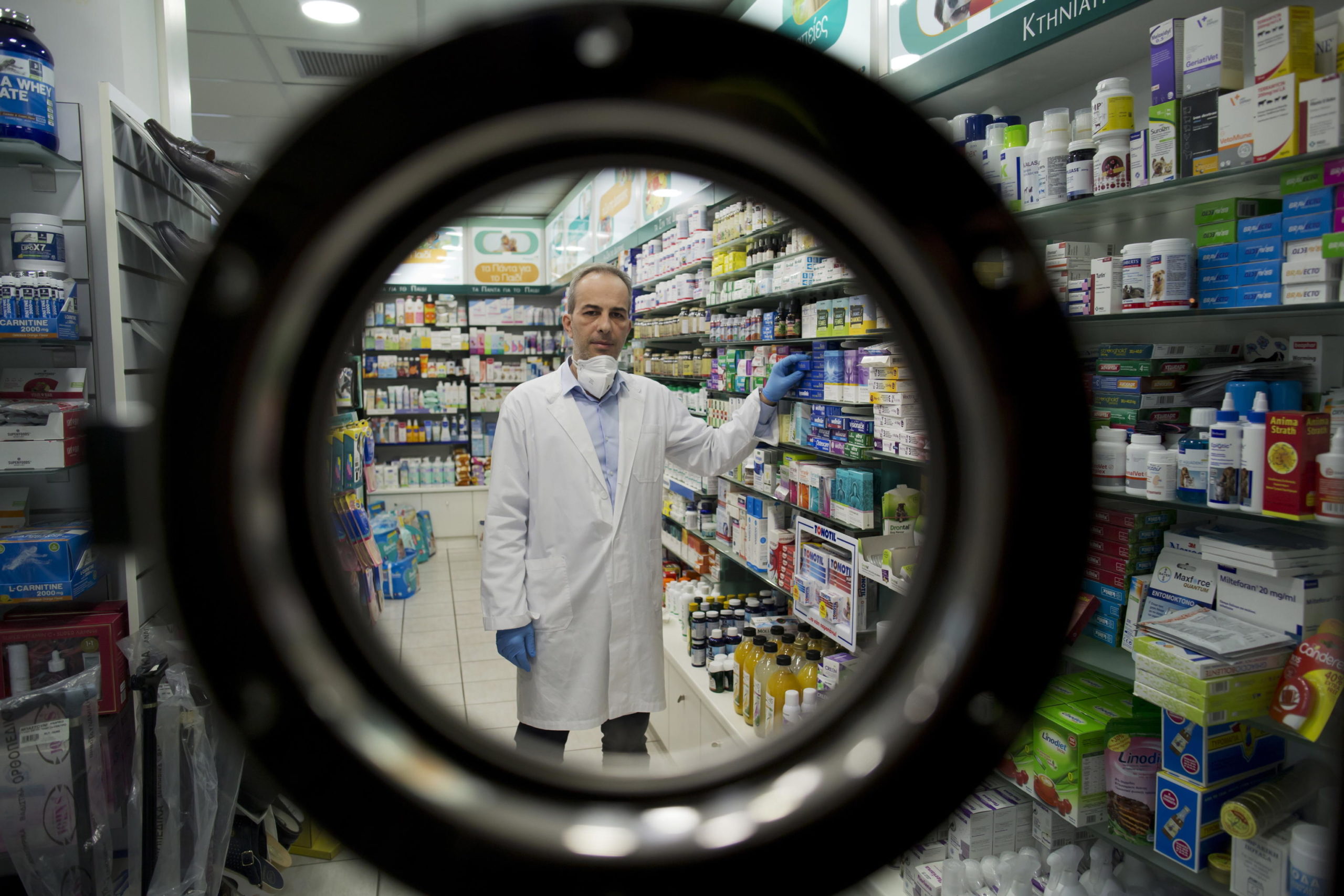 Labros Kouris nella sua farmacia nel sobborgo di Kalyvia, a sud di Atene