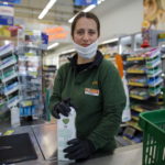 La commessa Athina Spyropoulou alla cassa del negozio nel sobborgo Chalandri di Atene La commessa Athina Spyropoulou alla cassa del negozio nel sobborgo Chalandri di Atene