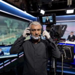 L'operatore del telegiornale Giannis Mentzos dell'emittente statale ERT ad Atene L'operatore del telegiornale Giannis Mentzos dell'emittente statale ERT ad Atene