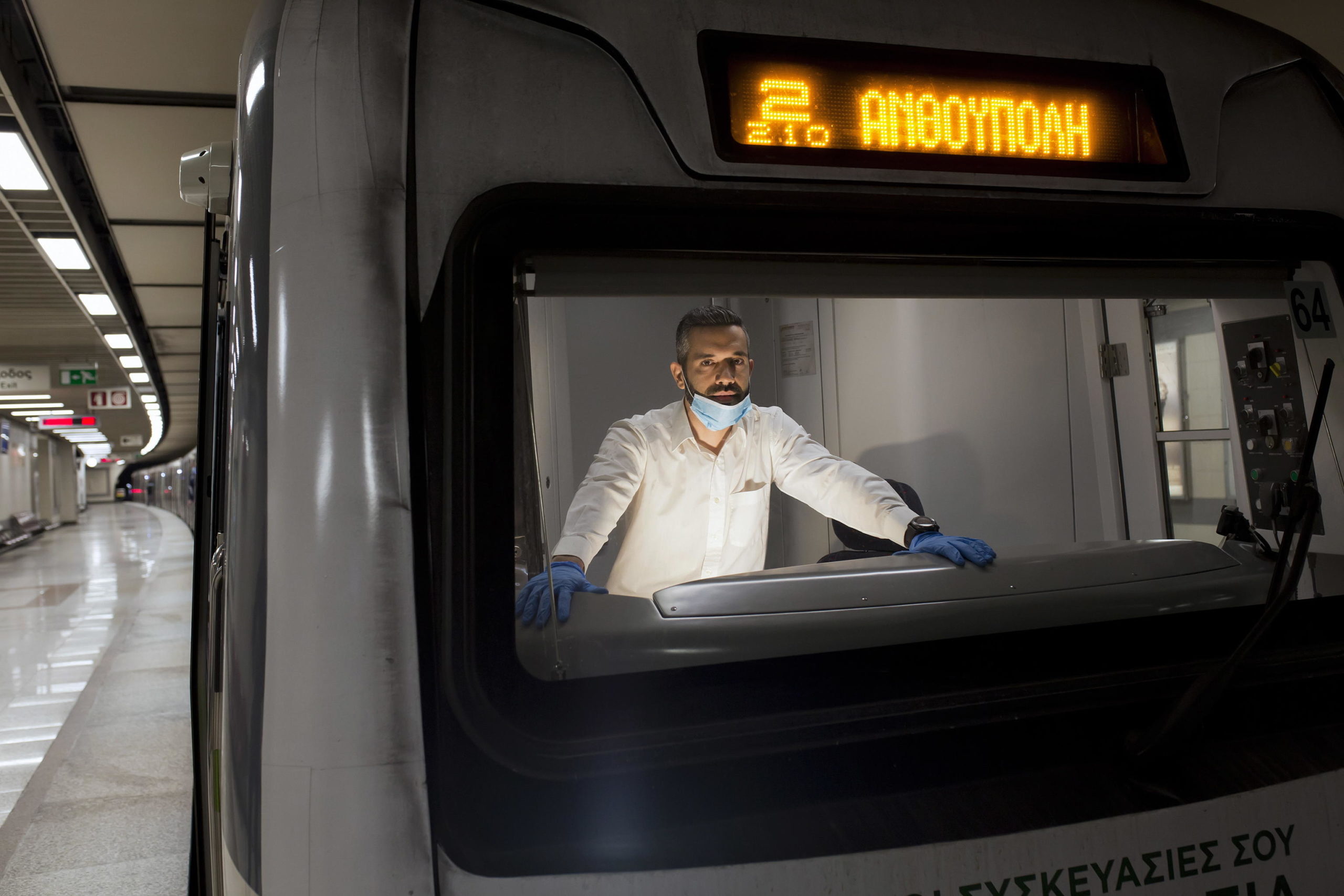 Il conducente Alexandros Barbounis alla guida nella metro di Atene