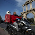 Andreas Porfyris durante il suo turno di consegne nel centro di Atene Andreas Porfyris durante il suo turno di consegne nel centro di Atene