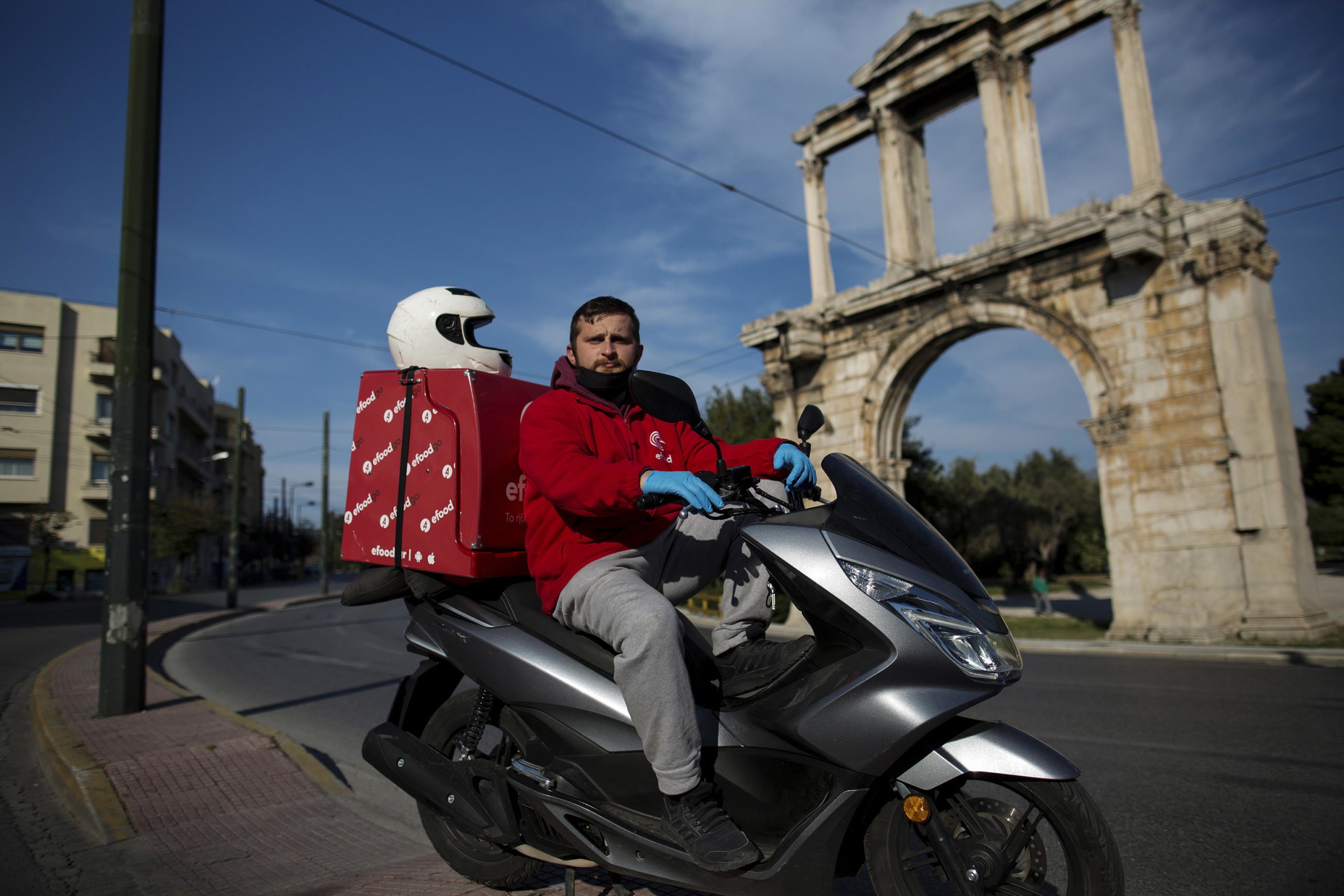 Andreas Porfyris durante il suo turno di consegne nel centro di Atene Andreas Porfyris durante il suo turno di consegne nel centro di Atene
