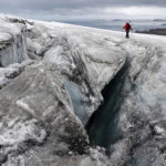 Gino Casassa cammina lungo un crepaccio, il glaciologo cileno si occupa di ghiacciai e riscaldamento globale