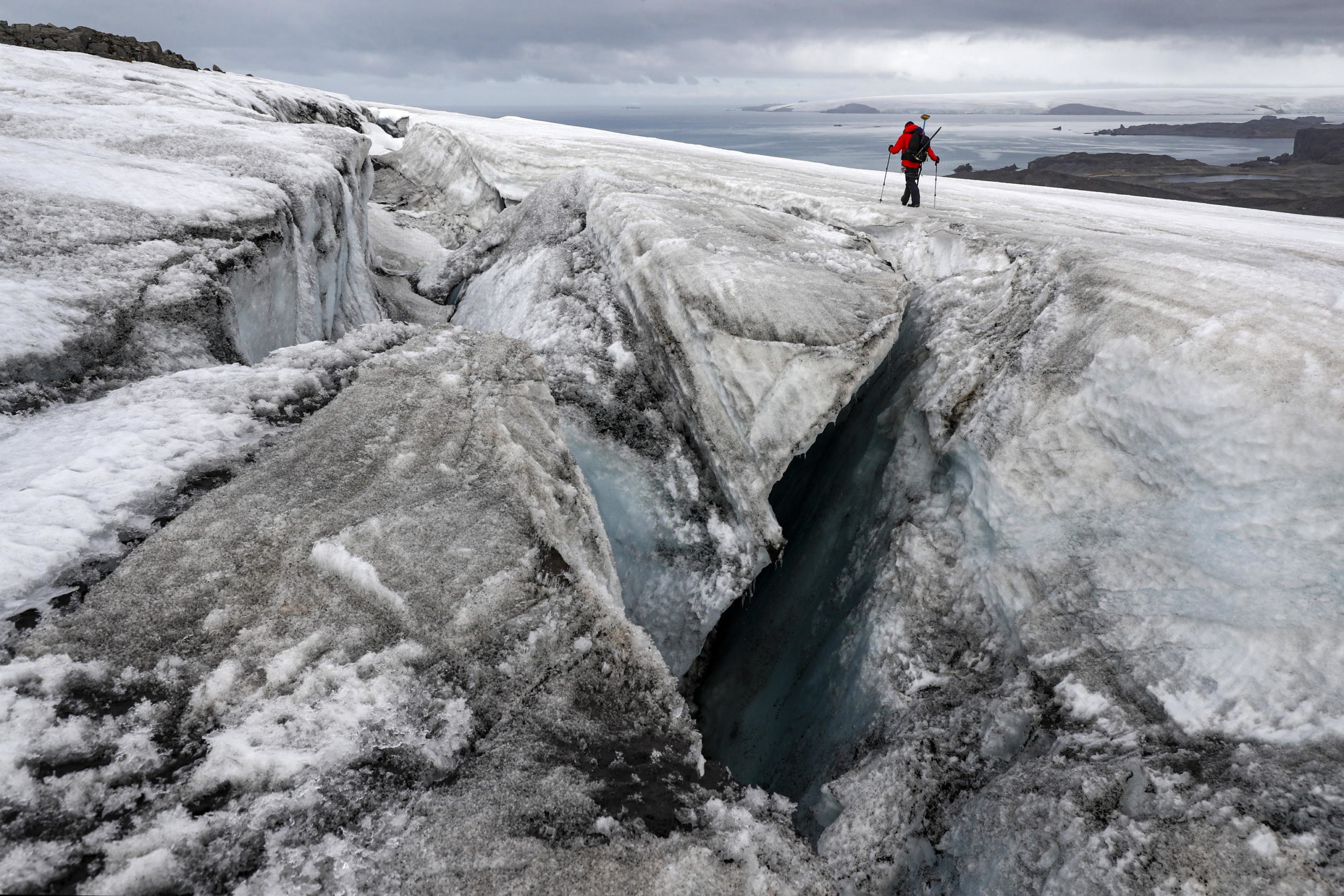 Gino Casassa cammina lungo un crepaccio, il glaciologo cileno si occupa di ghiacciai e riscaldamento globale