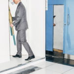Vincitore nella sezione "Contemporary Issues", un uomo mette via due granate anticarro esposte in fiera ad Abu Dhabi Vincitore nella sezione "Contemporary Issues", un uomo mette via due granate anticarro esposte in fiera ad Abu Dhabi