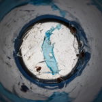 Sali e plastica blu visti attraverso un tubo di campionamento: sono indicatori di inquinamento e riscaldamento