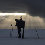 Lo scienziato cileno registra le coordinate GPS di un palo appena piantato nel ghiaccio