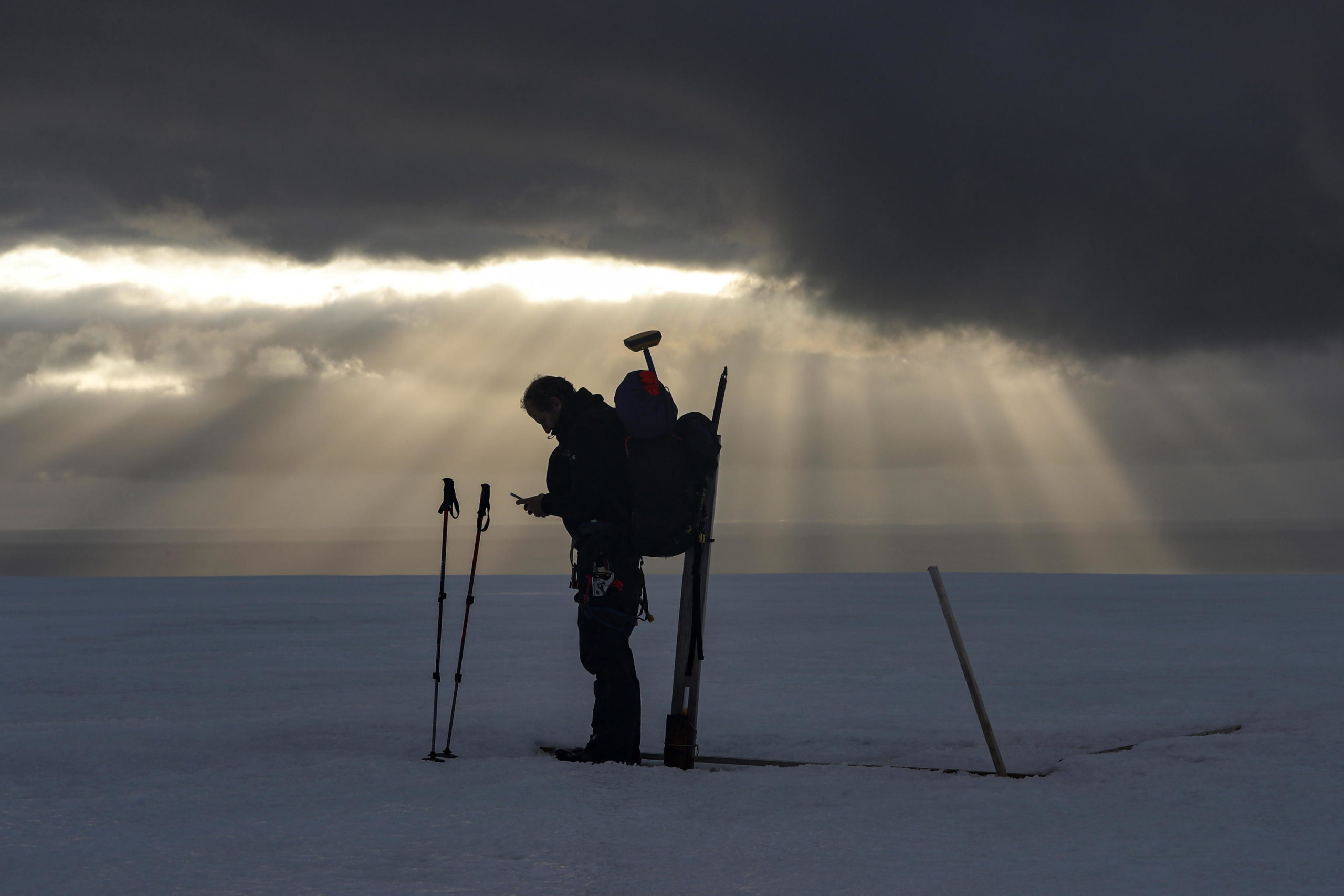Lo scienziato cileno registra le coordinate GPS di un palo appena piantato nel ghiaccio