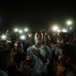 Primo premio "General news", un ragazzo illuminato dalle luci dei cellulari recita una poesia in Sudan Primo premio "General news", un ragazzo illuminato dalle luci dei cellulari recita una poesia in Sudan