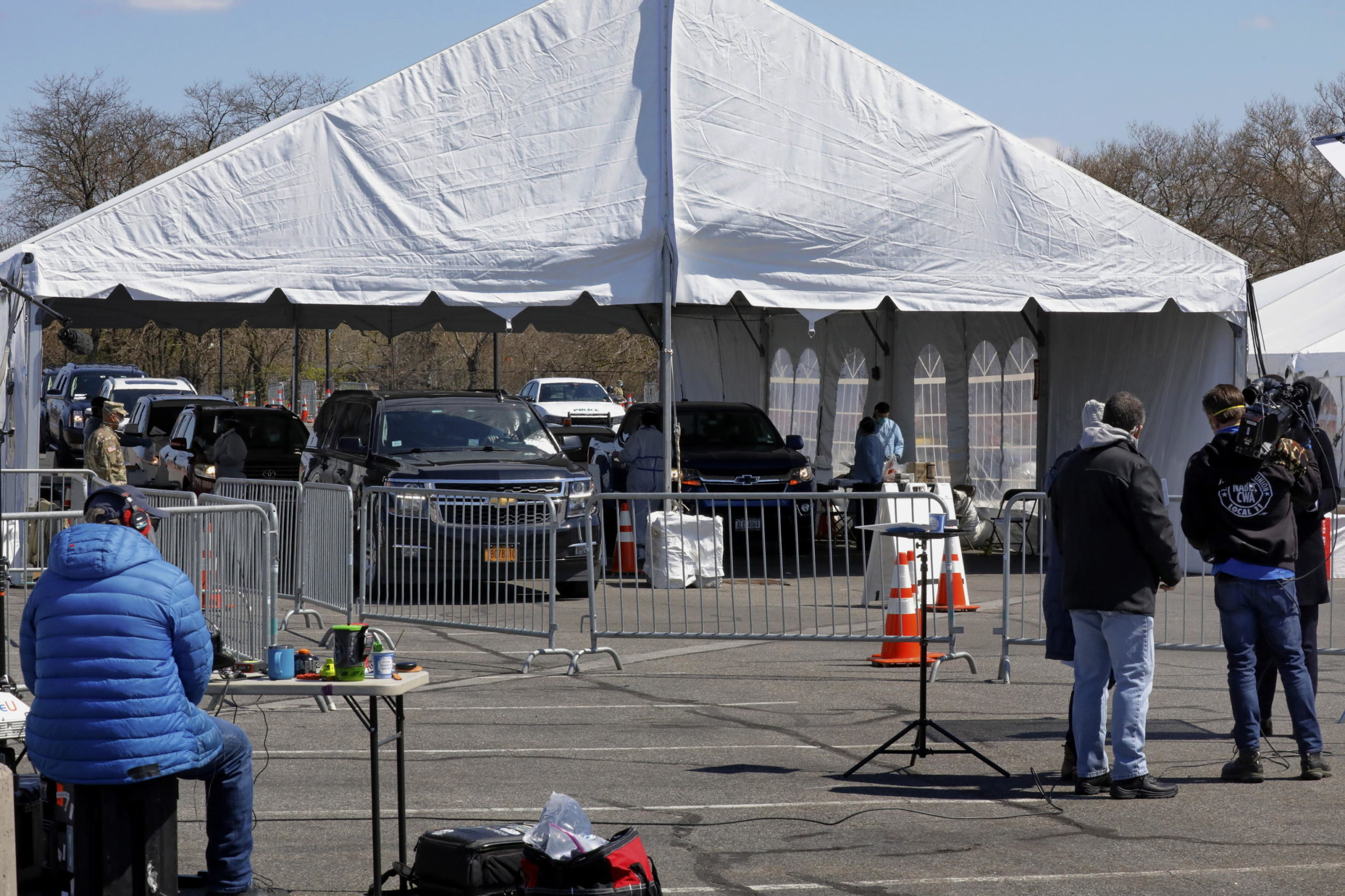 Gli operatori sanitari effettuano i test sulle persone per il Covid-19 presso il Lehman College