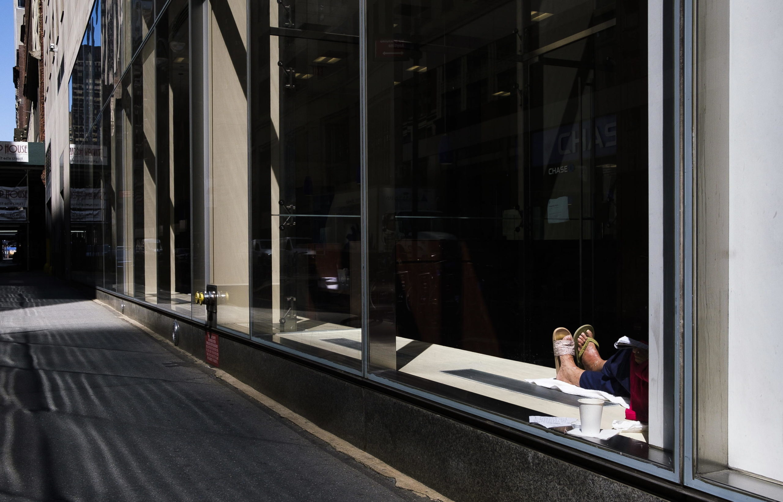 Una persona accampata all'interno di un istituto bancario