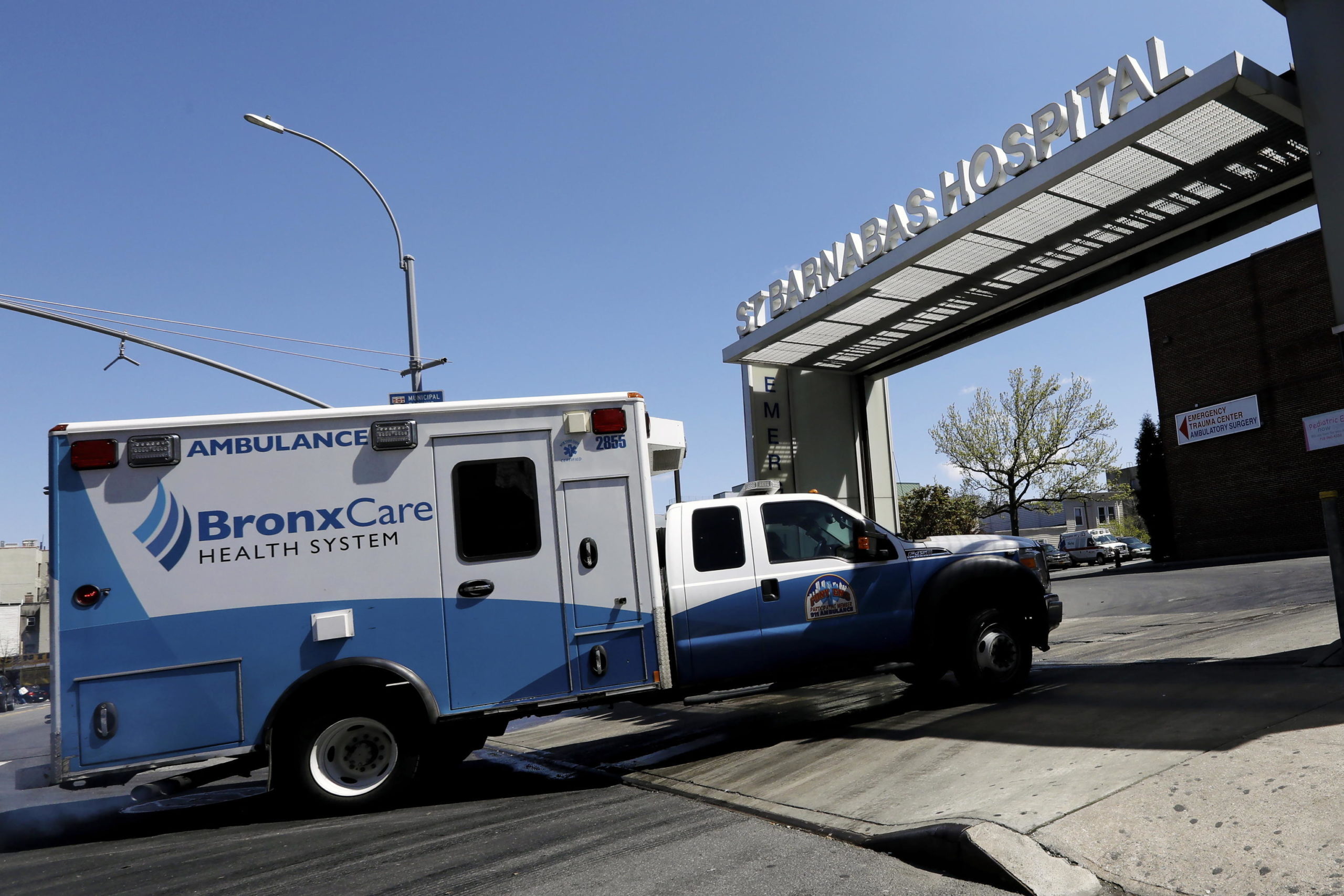 Un'ambulanza arriva all'ospedale Saint Barnabas, nel Bronx. Il numero di pazienti COVID-19 negli Stati Uniti continua ad aumentare