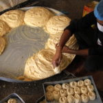 In Pakistan, a Rawalpindi, un uomo prepara un dolce tipico in vista del Ramadan In Pakistan, a Rawalpindi, un uomo prepara un dolce tipico in vista del Ramadan
