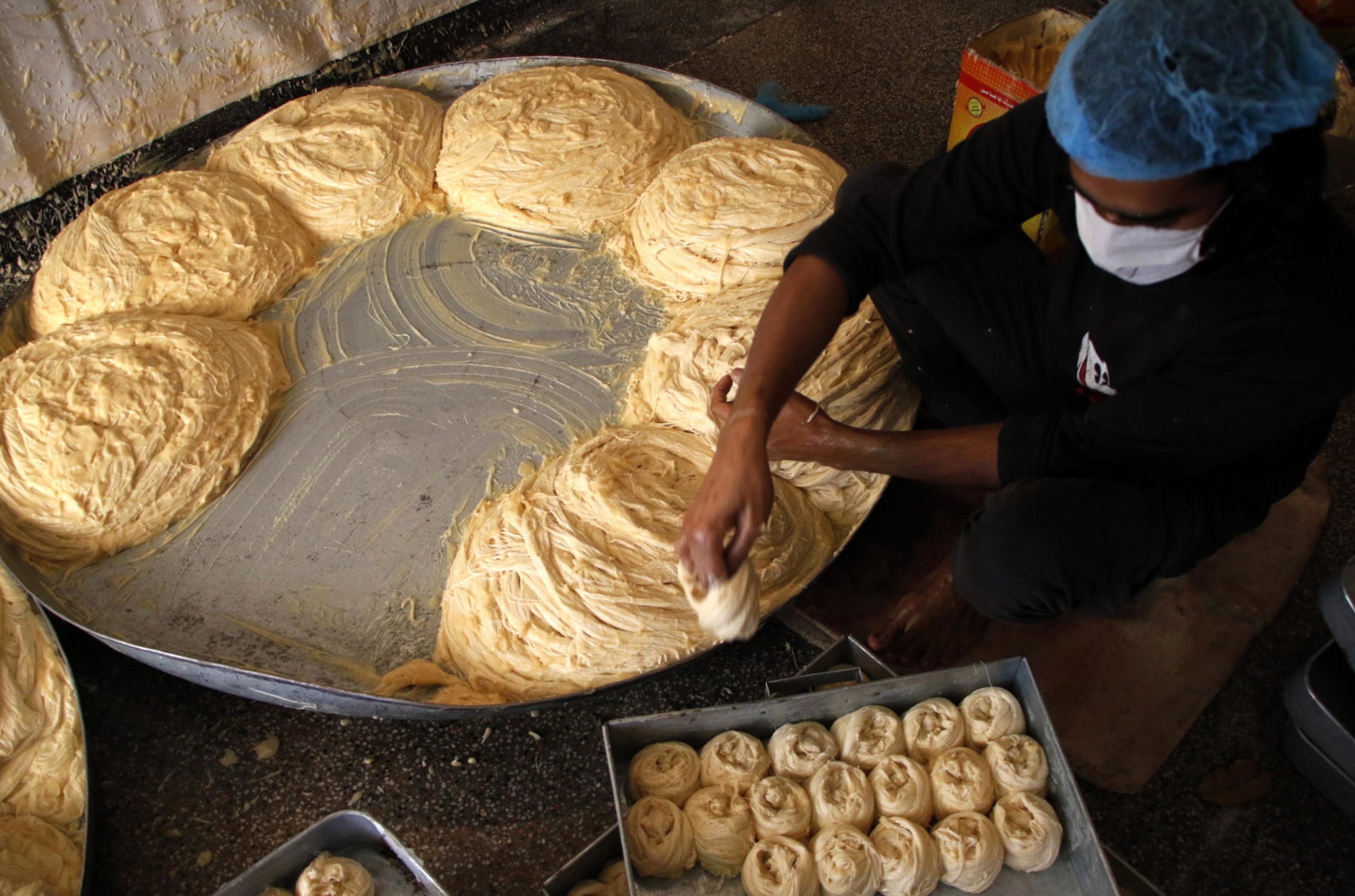 In Pakistan, a Rawalpindi, un uomo prepara un dolce tipico in vista del Ramadan In Pakistan, a Rawalpindi, un uomo prepara un dolce tipico in vista del Ramadan