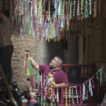 Per le strade di Giza, in Egitto, due uomini appendono ornamenti e decorazioni. Si tratta di una tradizione locale Per le strade di Giza, in Egitto, due uomini appendono ornamenti e decorazioni. Si tratta di una tradizione locale