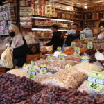 A Istanbul, Turchia, una donna indossa la mascherina al mercato mentre compra generi alimentari per il Ramadan A Istanbul, Turchia, una donna indossa la mascherina al mercato mentre compra generi alimentari per il Ramadan