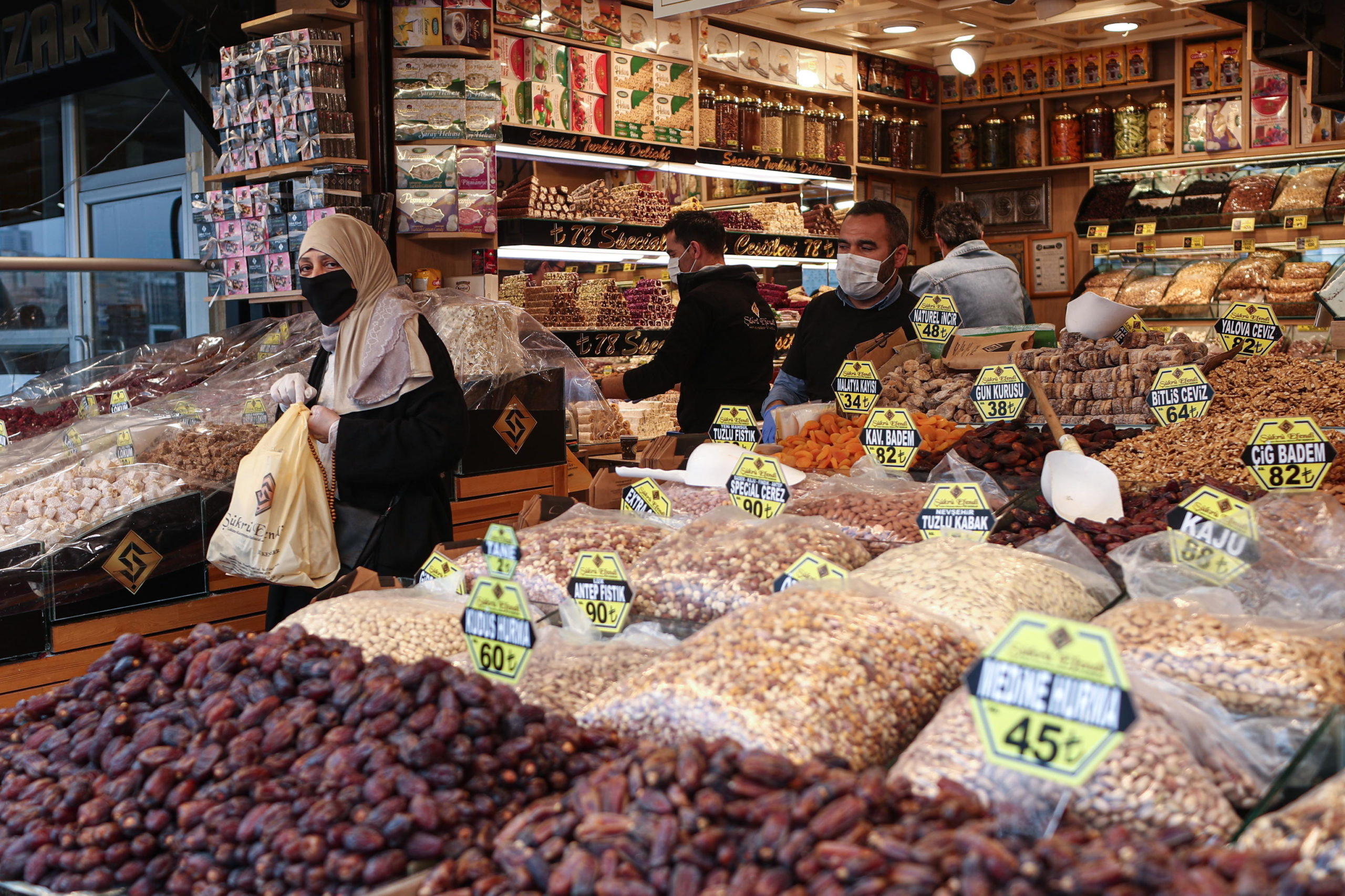 A Istanbul, Turchia, una donna indossa la mascherina al mercato mentre compra generi alimentari per il Ramadan A Istanbul, Turchia, una donna indossa la mascherina al mercato mentre compra generi alimentari per il Ramadan